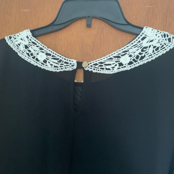 Umgee black flowy top with lace. Women’s Lg. - Picture 7 of 7